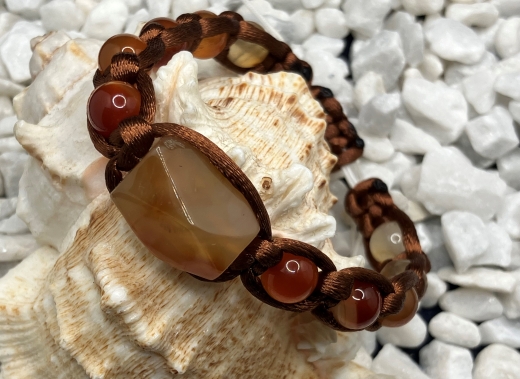 Makramee-Armband mit Karneol-Perlen, Satin goldbraun, handgefertigt