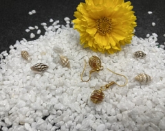 Natursteinchen im Goldkäfig Ohrgehänge