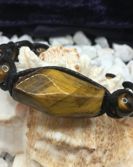 Makramee-Armband mit Tigerauge-Perlen, handgefertigt